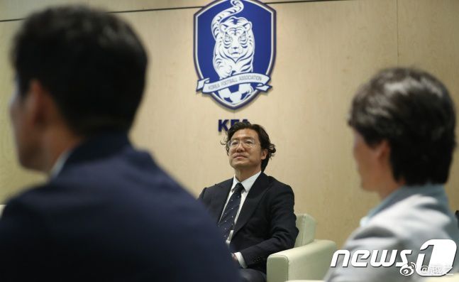 她穿着性感马甲内衣大方秀出好身材，吸引众人目光。